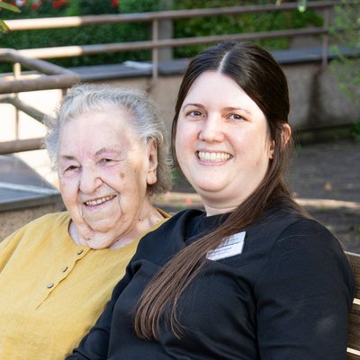Susanna, eine ältere Frau, und Marleina, die Marketingleiterin der GFA, lächeln in die Kamera